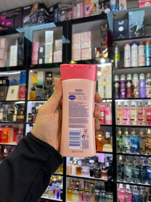کرم مرطوب کننده وازلین مناسب برای دست و ناخن - Vaseline - Image 3