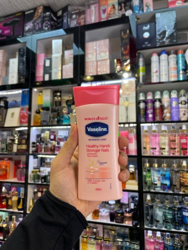 کرم مرطوب کننده وازلین مناسب برای دست و ناخن - Vaseline - Image 2