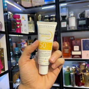 کرم ضد آفتاب بی رنگ SPF50 بایودرما مدل اسپات ایج – Bioderma