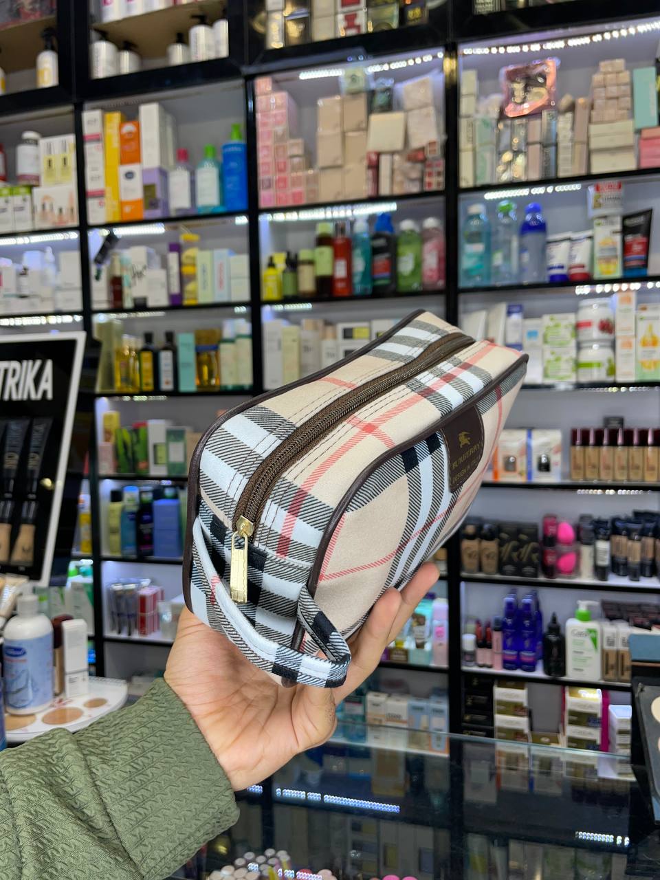 IMG_20250302_125944_734.jpg کیف لوازم آرایشی مستطیلی باربری - BURBERRY - Image 3